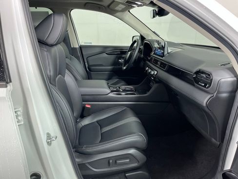 Certified 2025 Honda Pilot Touring image 10