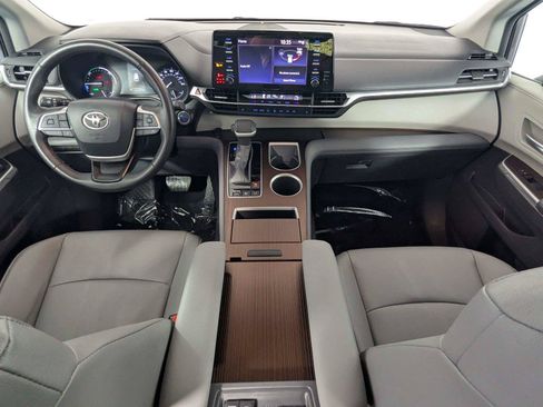 Certified 2024 Toyota Sienna XLE FWD image 38