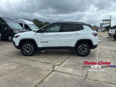 Used 2025 Jeep Compass Trailhawk AWD/4WD image 9