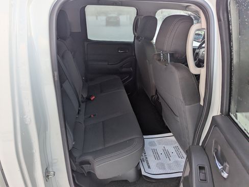 Used 2024 Nissan Frontier SV image 16
