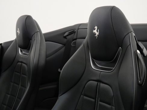 Used 2019 Ferrari Portofino RWD image 27