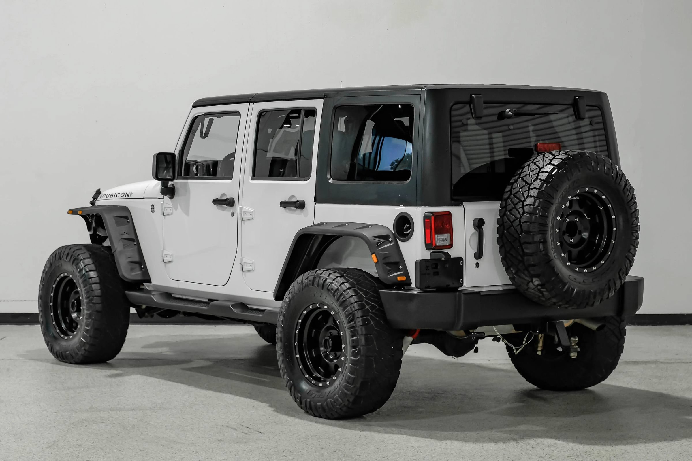 Used 2015 Jeep Wrangler Unlimited Rubicon w/ Connectivity Group AWD/4WD image 8
