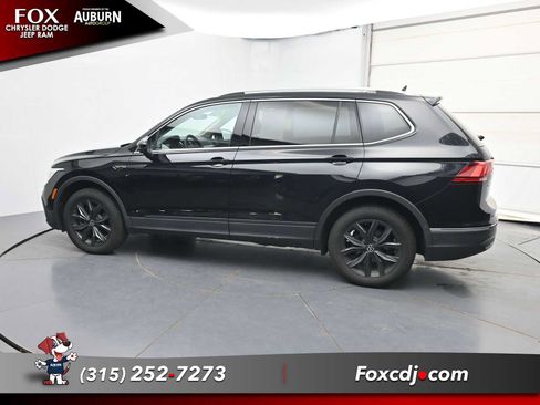 Used 2024 Volkswagen Tiguan SE w/ Panoramic Sunroof Package AWD/4WD image 18