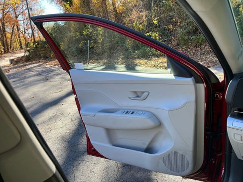 Used 2025 Hyundai Kona SEL image 18