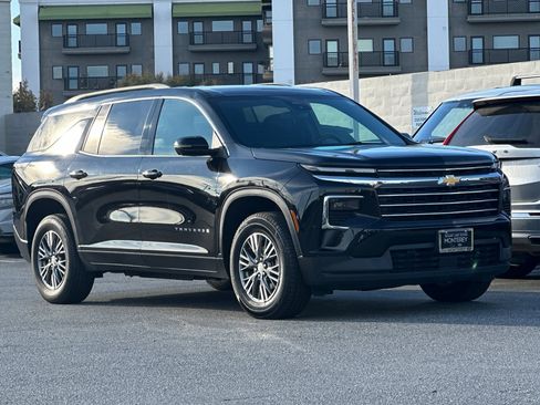 Used 2024 Chevrolet Traverse LT image 7