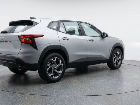 Used 2025 Chevrolet Trax LT FWD image 9