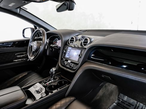 Used 2017 Bentley Bentayga image 10
