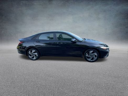Used 2025 Hyundai Elantra Sport image 26