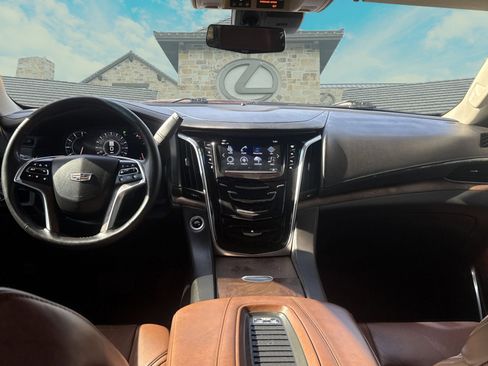 Used 2019 Cadillac Escalade Luxury image 16