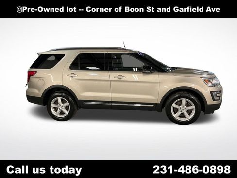 Used 2017 Ford Explorer XLT w/ Equipment Group 202A AWD/4WD image 6