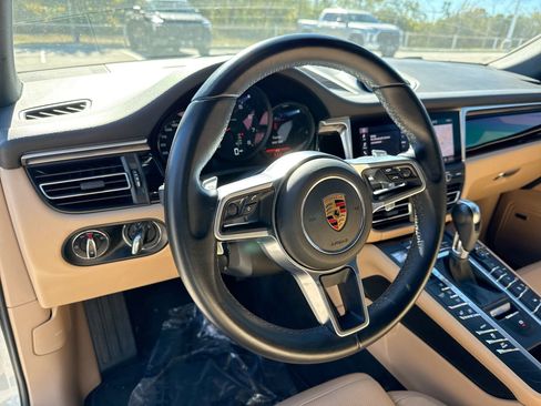 Used 2021 Porsche Macan image 11