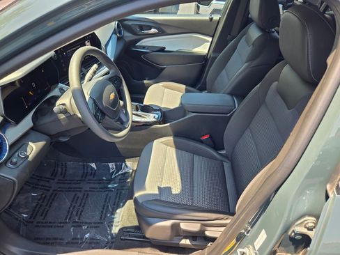Certified 2025 Chevrolet Trax LT FWD image 20