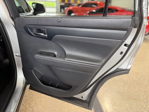 Used 2022 Toyota Highlander XLE AWD/4WD image 39