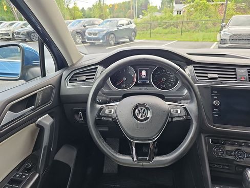Used 2019 Volkswagen Tiguan SE w/ Panoramic Sunroof Package AWD/4WD image 11