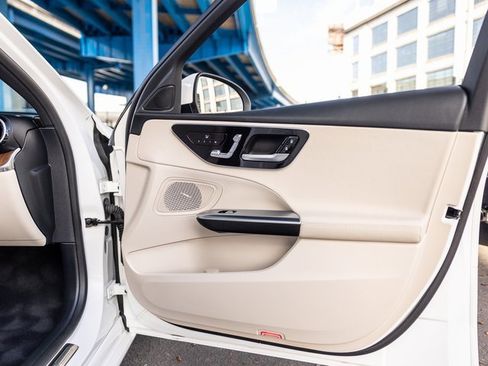 Used 2025 Mercedes-Benz C 300 4MATIC Sedan image 33