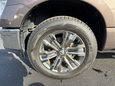 Used 2018 Nissan Titan SL w/ Chrome Package image 10