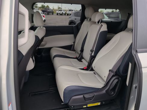 Used 2025 Kia Carnival EX FWD image 10