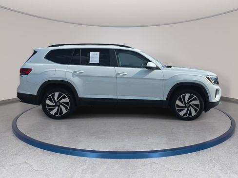 Used 2024 Volkswagen Atlas SE AWD/4WD image 4