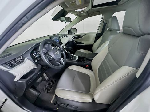 Used 2022 Toyota RAV4 XLE Premium image 13