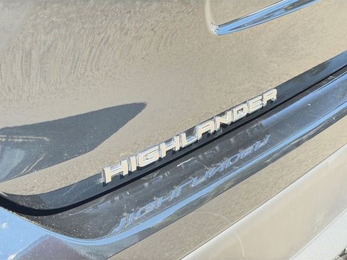 Used 2021 Toyota Highlander LE AWD/4WD image 35