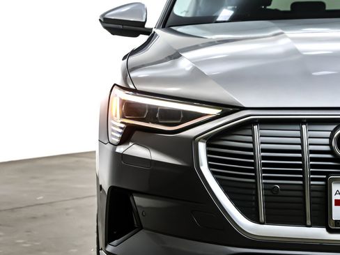 Used 2022 Audi e-tron Premium Plus w/ Premium Plus Package image 15
