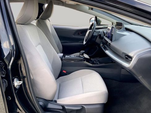 Used 2025 Toyota Prius LE FWD image 9
