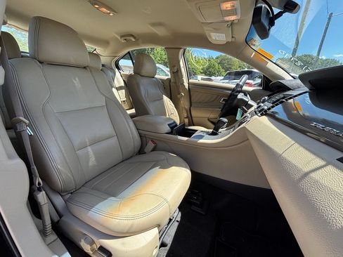 Used 2016 Ford Taurus SEL FWD image 16