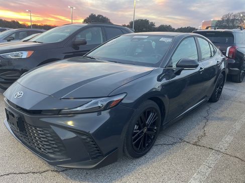 Used 2025 Toyota Camry SE image 1