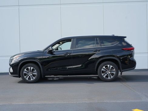 Used 2023 Toyota Highlander XLE AWD/4WD image 6