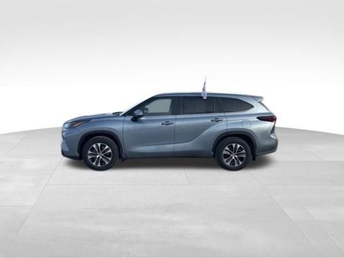 Certified 2024 Toyota Highlander XLE image 2