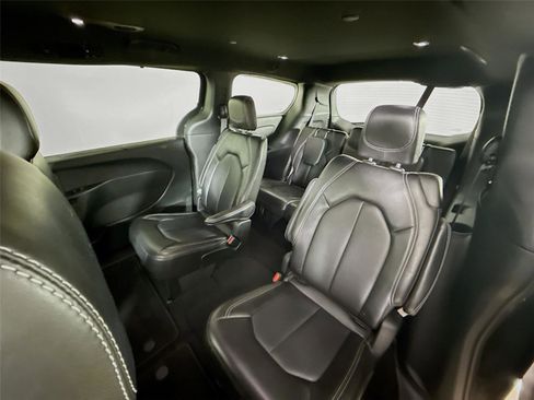 Used 2025 Chrysler Pacifica Select image 11
