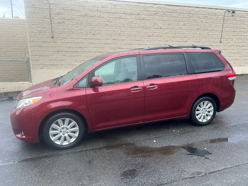 Used 2013 Toyota Sienna XLE image 8