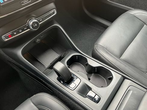 Used 2025 Volvo XC40 B5 Core image 22