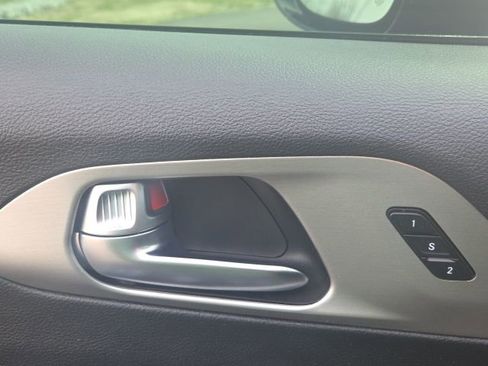 Used 2023 Chrysler Pacifica Limited w/ Uconnect Theater Family Group image 28