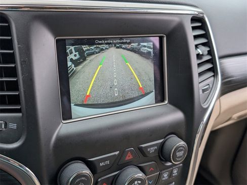 Used 2019 Jeep Grand Cherokee Laredo image 21