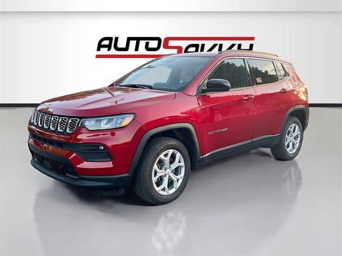 Used 2025 Jeep Compass Latitude image 3