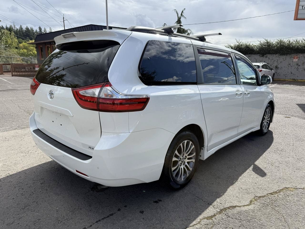 Used 2018 Toyota Sienna XLE w/ XLE Navigation Package FWD image 7