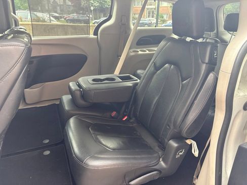 Used 2019 Chrysler Pacifica Touring-L Plus FWD image 10