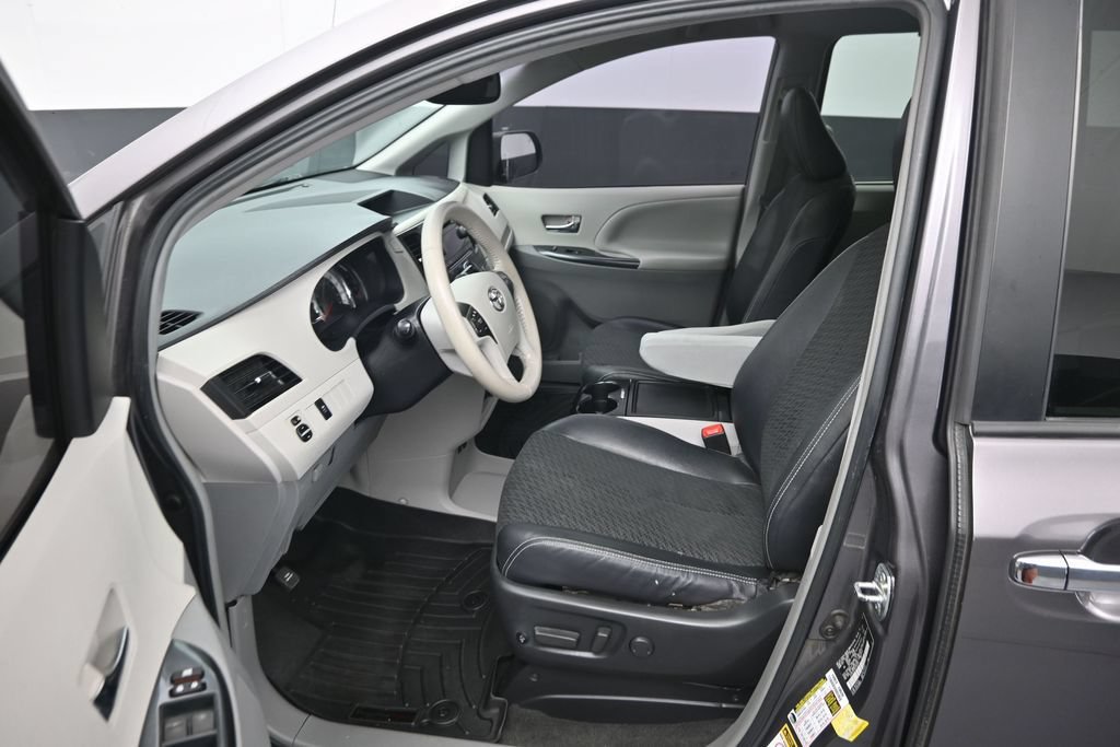 Used 2014 Toyota Sienna SE FWD image 9