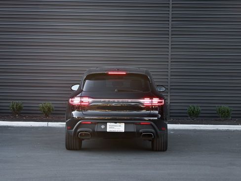Certified 2024 Porsche Macan image 6