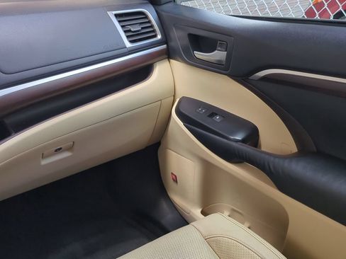 Used 2015 Toyota Highlander Limited w/ Driver Technology Package FWD image 20