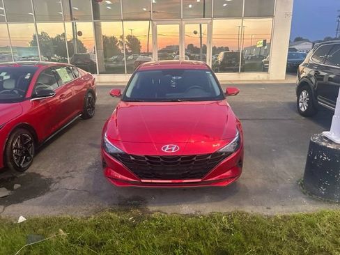 Used 2023 Hyundai Elantra SEL w/ Convenience Package FWD image 3