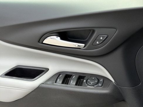 Used 2018 Chevrolet Equinox Premier FWD image 16