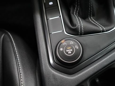 Used 2022 Volkswagen Tiguan SE w/ Panoramic Sunroof Package image 39