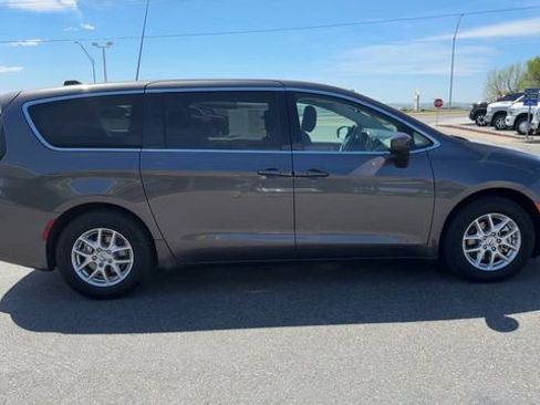 Used 2023 Chrysler Voyager LX FWD image 9