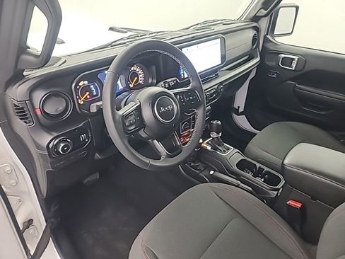 Used 2025 Jeep Wrangler Unlimited Rubicon AWD/4WD image 25