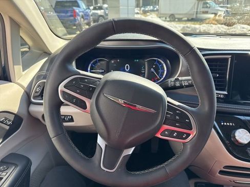 Used 2024 Chrysler Pacifica Select image 11
