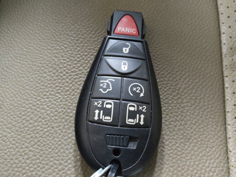 Used 2015 Chrysler Town & Country Touring-L w/ Driver Convenience Group FWD image 32