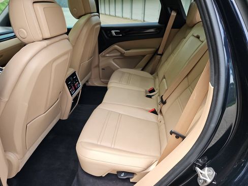 Certified 2023 Porsche Cayenne Platinum Edition AWD/4WD image 39