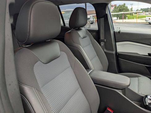 Used 2024 Chevrolet Trax LT w/ Sunroof Package FWD image 27